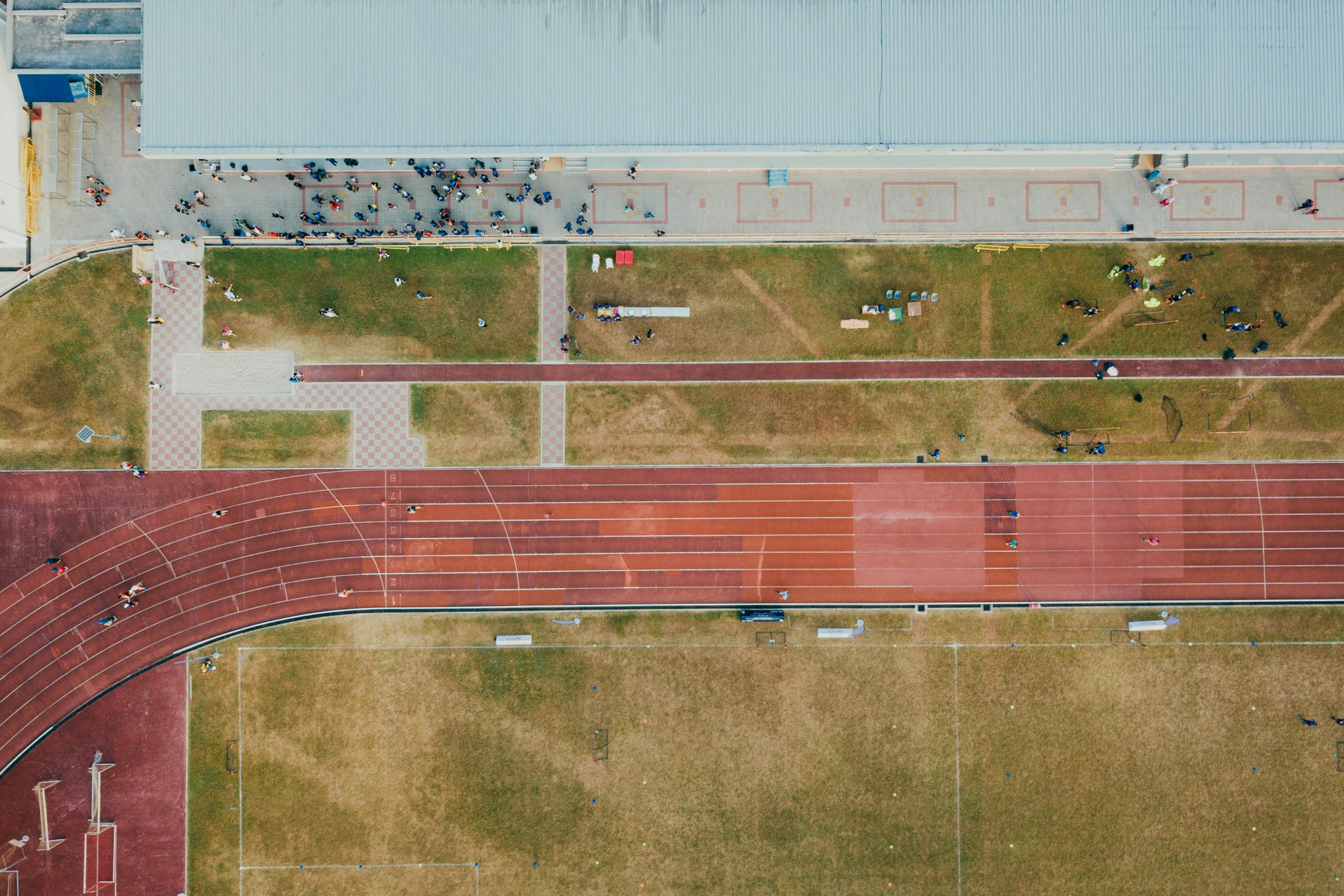 Laufbahn eines Leichtathletikstadions aus der Vogelperspektive.