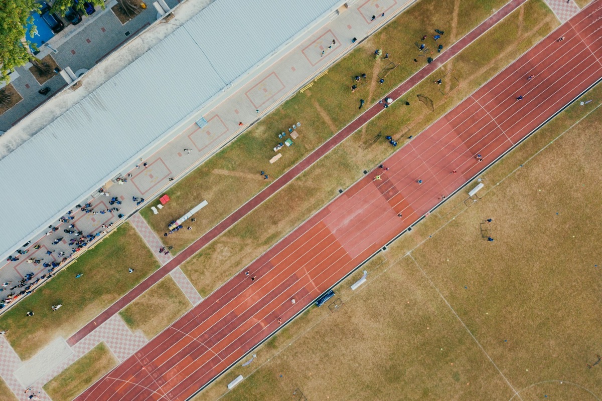 Laufbahn eines Stadions aus der Vogelperspektive.